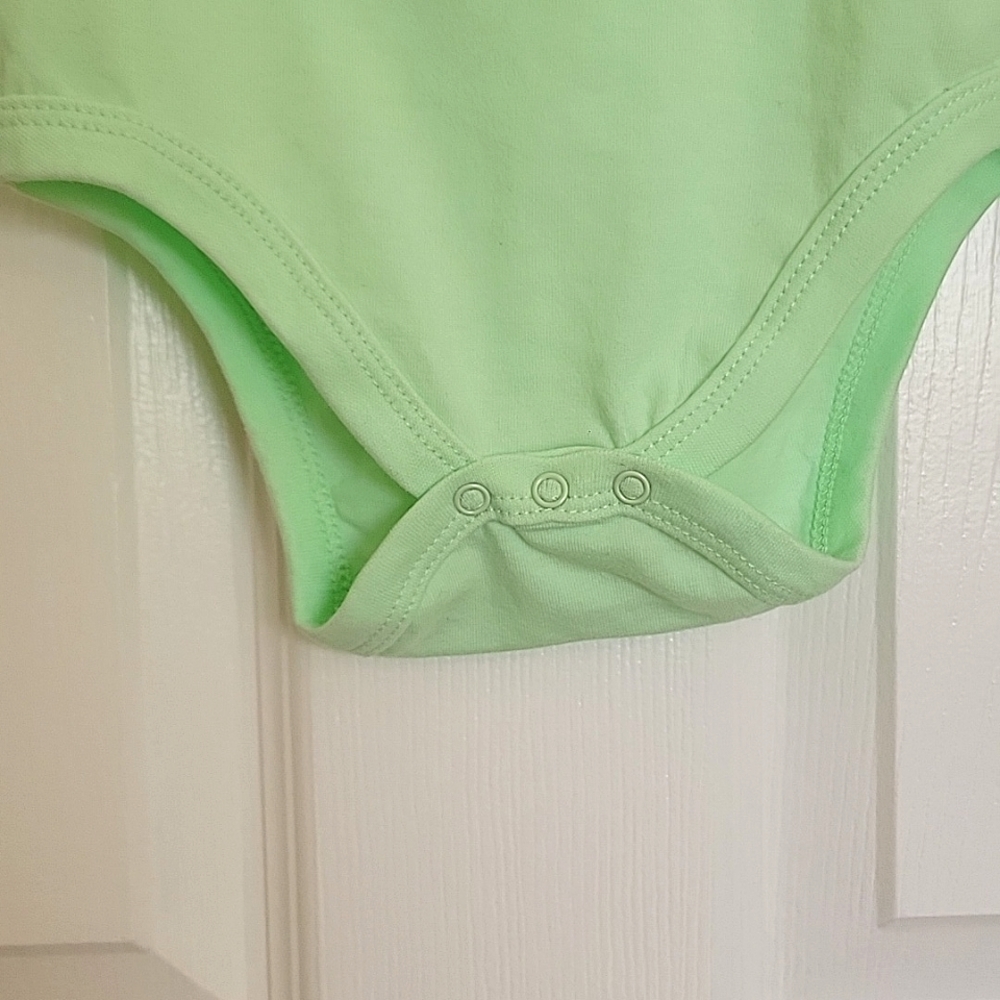 🎁NEW SET Okie Dokie Mandalorian Christmas Bodysuit. Ultraviolet Sun Protección - Picture 6 of 16